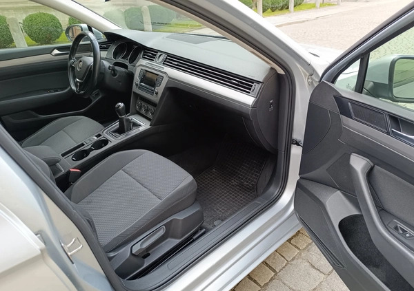 Volkswagen Passat cena 45500 przebieg: 244000, rok produkcji 2016 z Wrocław małe 277